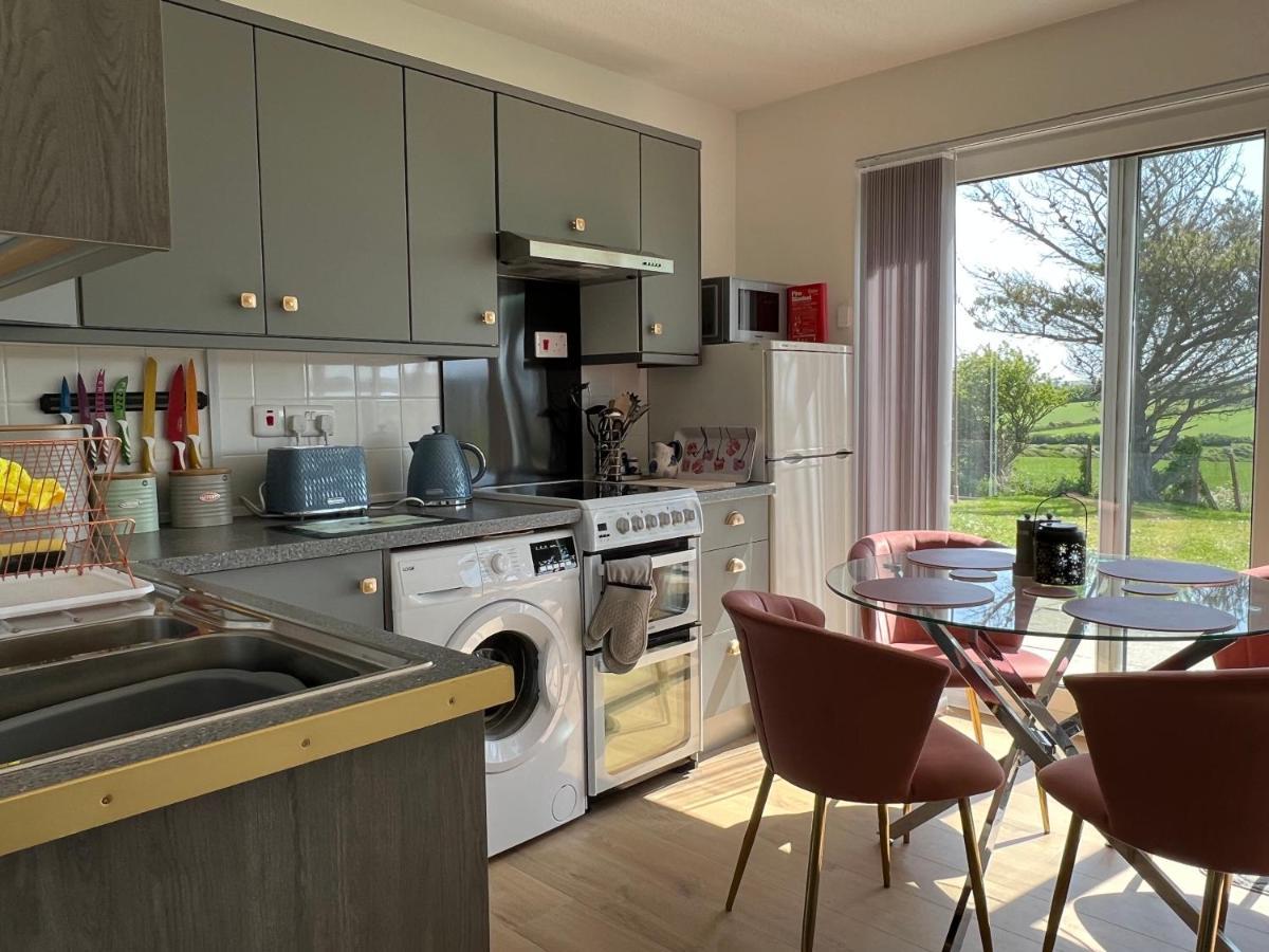 Valley View Self-Catering Coastal Bungalow In Rural West Wight Freshwater Extérieur photo