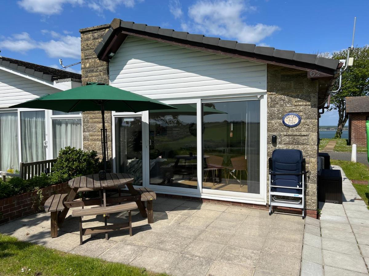 Valley View Self-Catering Coastal Bungalow In Rural West Wight Freshwater Extérieur photo